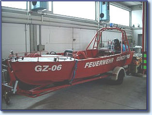 Sturmboot der Feuerwehr Gnzburg mit Gertetrger und Steuerstand vorne