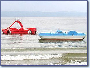 Tretboot Modena und Nixe am Ufer des Ammersees in Utting