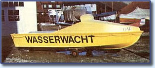 Sturmboot mit Decksaufbau